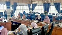 tiga-pilar-ketua-dprd-kalsel-h-supian-hk-menyampaikan-sambutan-dalam-pertemuan-tiga-pilar-perempuan-banua-foto-tia-lalita-radar-banjarmasin-CMT1p